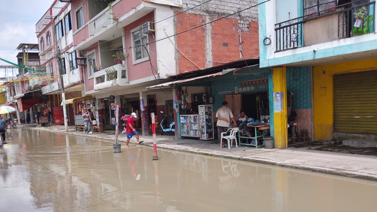Situación. Una de las calles principales de Salitre, Guayas, quedó anegada por desbordamiento del río Vinces.