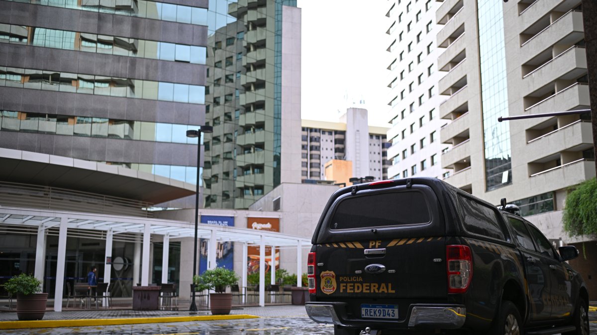 Un vehículo de la Policía Federal (PF) frente a la sede del Partido Liberal, en investigación contra Valdemar Costa Neto, este 8 de febrero de 2024, en Brasilia (Brasil).