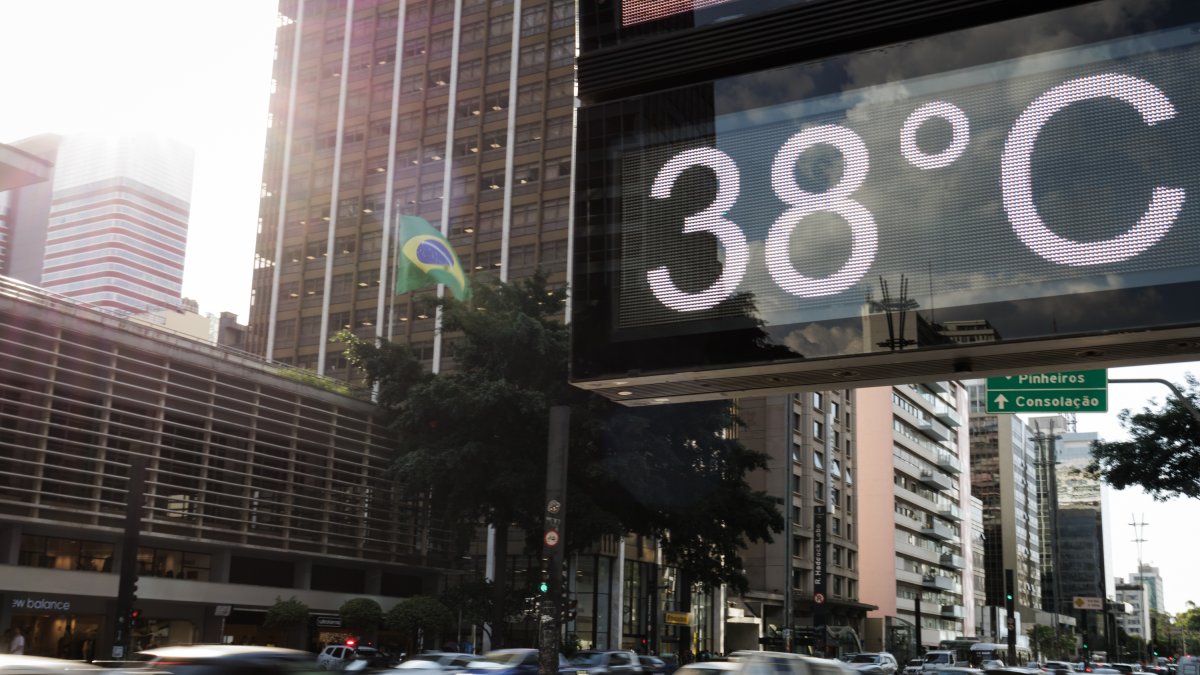 Un termómetro meteorológico en la Avenida Paulista, en São Paulo (Brasil)