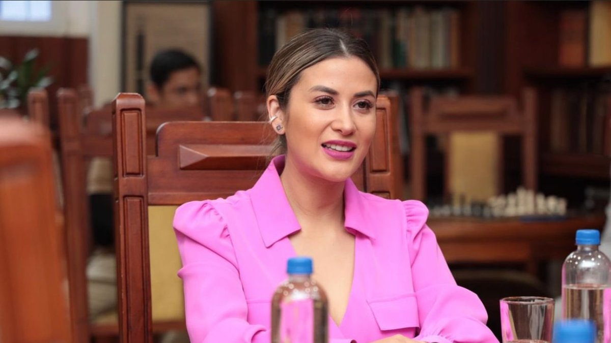 Bonifaz viaja con dos funcionarios para cumplir actividades en Galápagos.