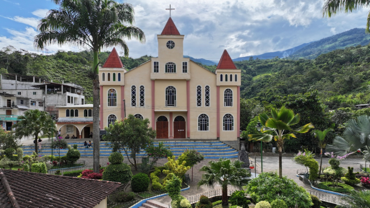 Se caracteriza por sus casas patrimoniales y el llamativo Santuario de la Virgen de Fátima.