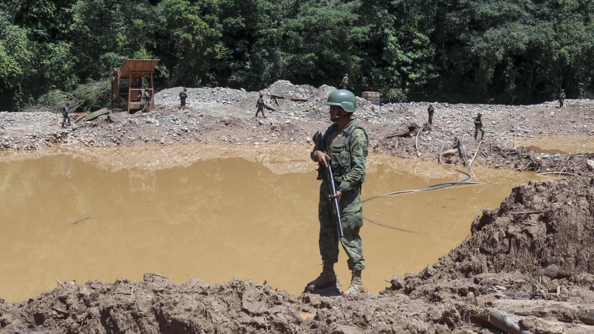 Policías y militares realizan un operativo contra la minería ilegal, en el Rio Punino, en una fotografía de archivo.