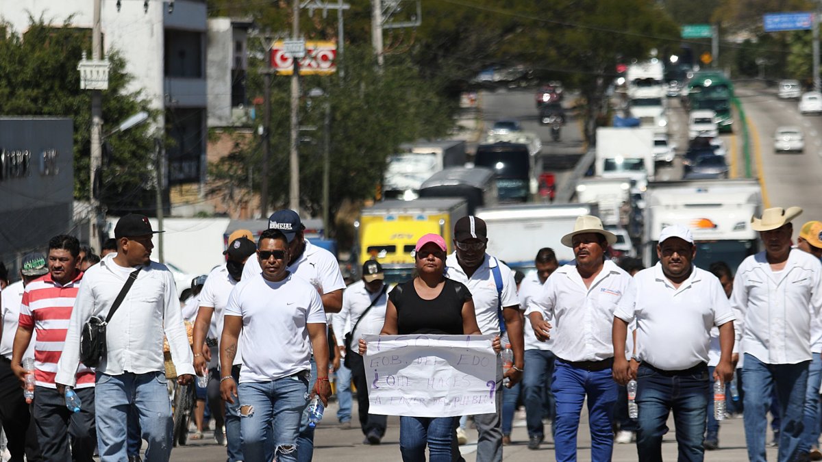 Choferes del transporte público protestan para exigir seguridad ante una nueva ola de violencia del crimen organizado, en la autopista México-Acapulco, en Guerrero (México).