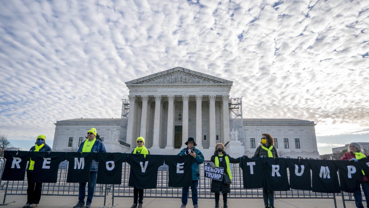Washington. Manifestantes se presentan frente a la Corte Suprema este jueves 8 de febrero de 2024.
