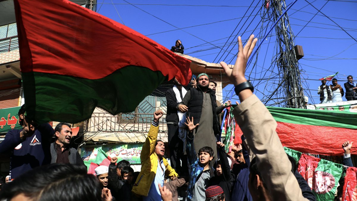 Islamabad (Pakistan). Los partidarios del partido Pakistán Tehreek-e-Insaf (PTI) ondean banderas del partido durante las elecciones generales en Islamabad, Pakistán, el 8 de febrero de 2024.