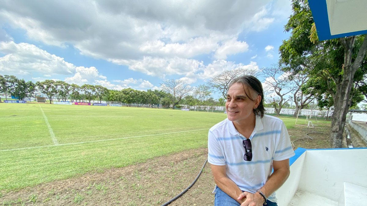 Carlos Juárez 15 años después visita la cancha de Los Samanes.