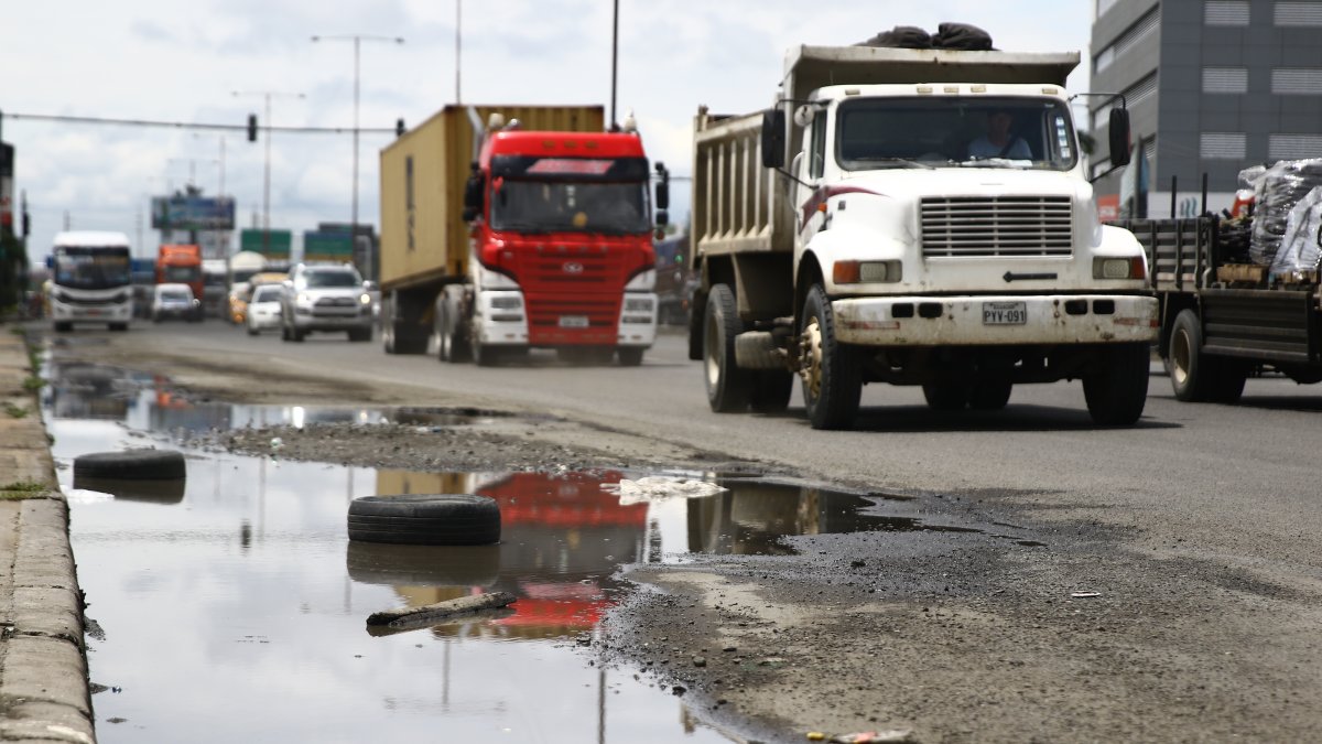 Decenas de vehículos pesados cruzan a diario la avenida León Febres Cordero, que evidencia baches de gran magnitud.