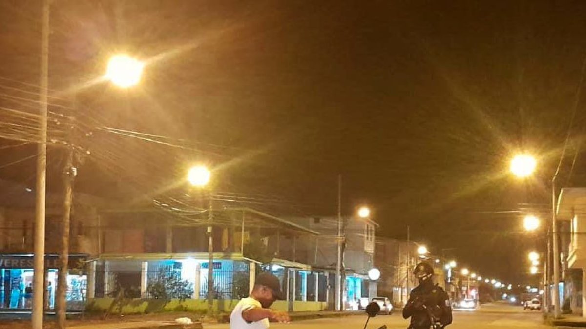 Control. La Policía realiza la revisión de los usuarios de motocicletas.