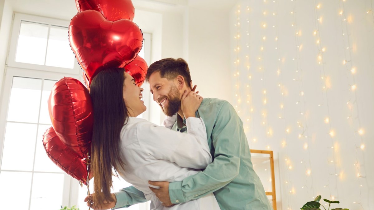 Desde regalarle un viaje hasta un picnic, sorpréndala