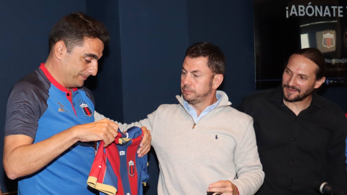 El DT Martín Mandra (i) junto a Jorge Iván Mancheno (c) y José Pardo (d), directivos del Deportivo Quito.
