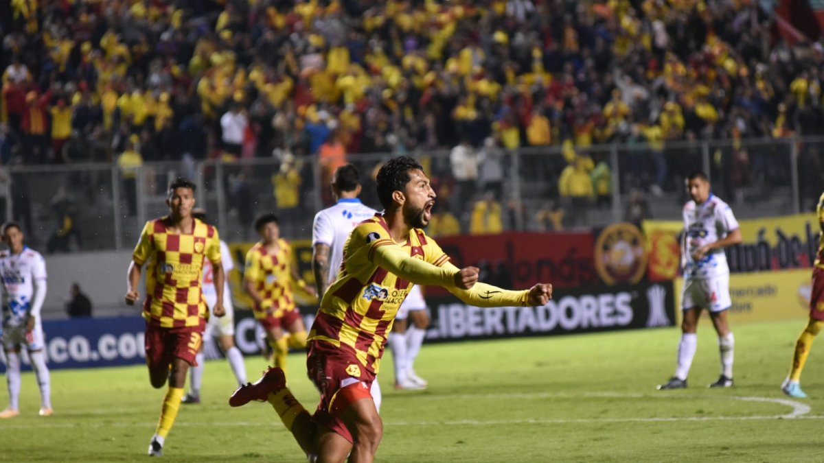 El delantero colombiano Jeison Medina y su festejo tras marcar el gol del triunfo de Aucas.