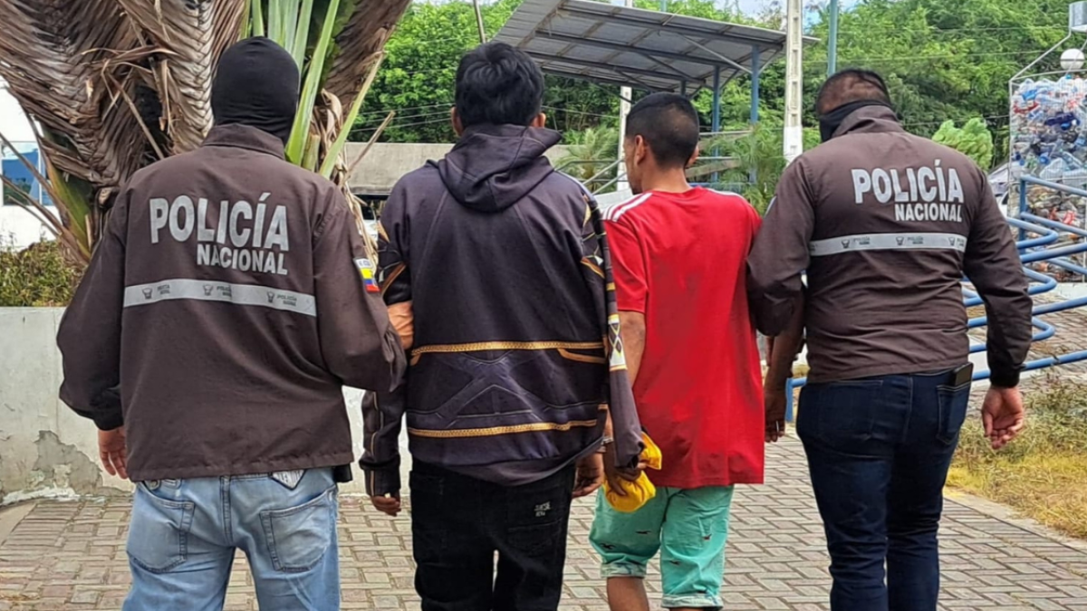 Miembros de la Policía trasladando a los detenidos.