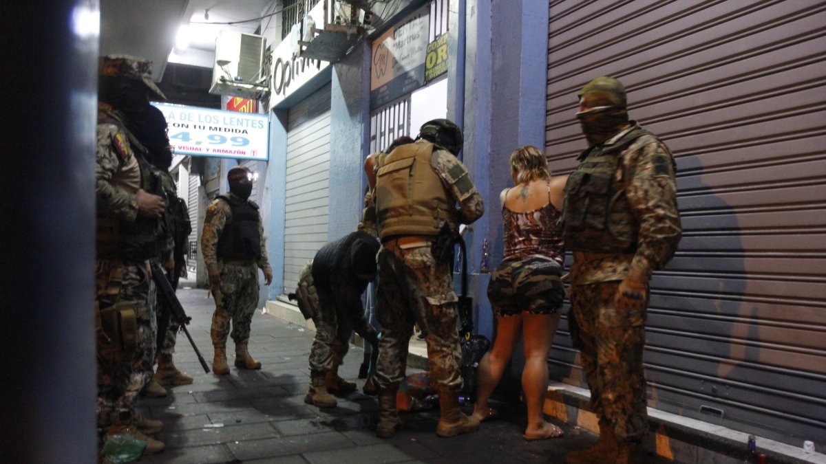 Archivo. Personas libando y cantando en la vía pública durante el toque de queda fueron revisadas.