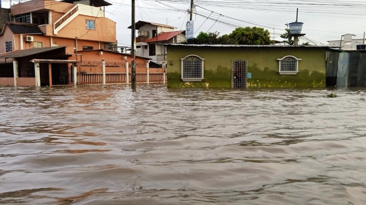 Los barrios del sur y norte de Machala amanecieron con acumulación de agua este viernes 9 de febrero.
