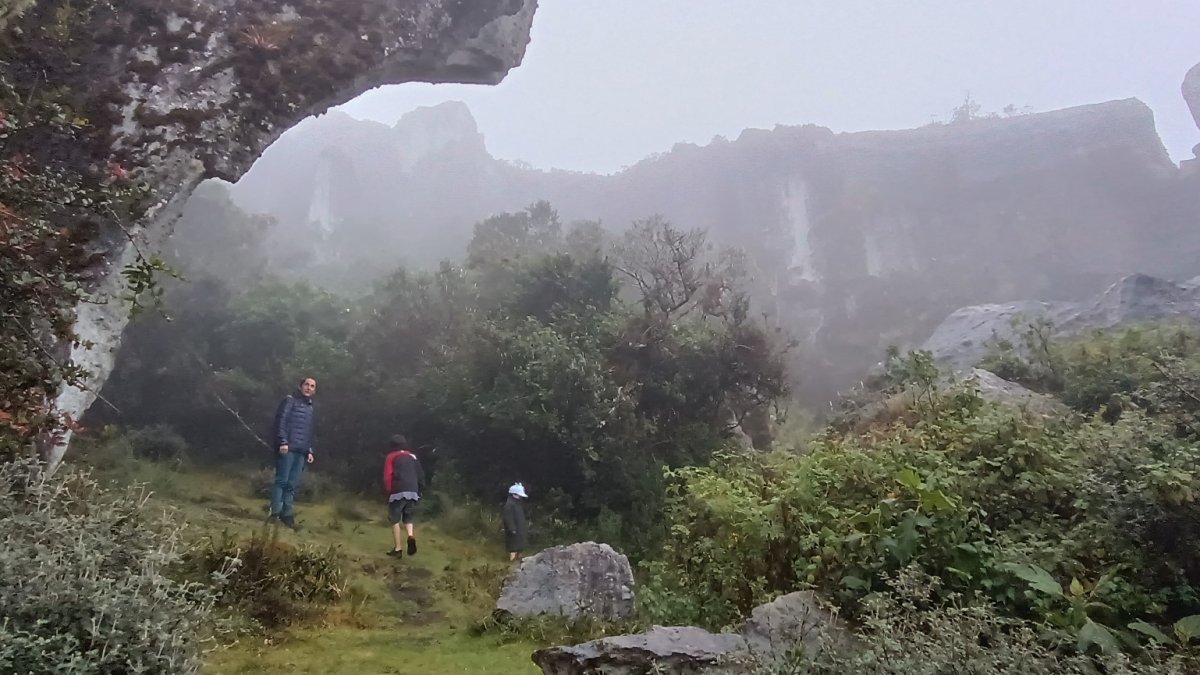 Una de las grandes rocas tiene forma de arco dividido a la mitad.