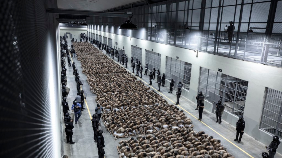 Reclusos en el CECOT, en El Salvador.