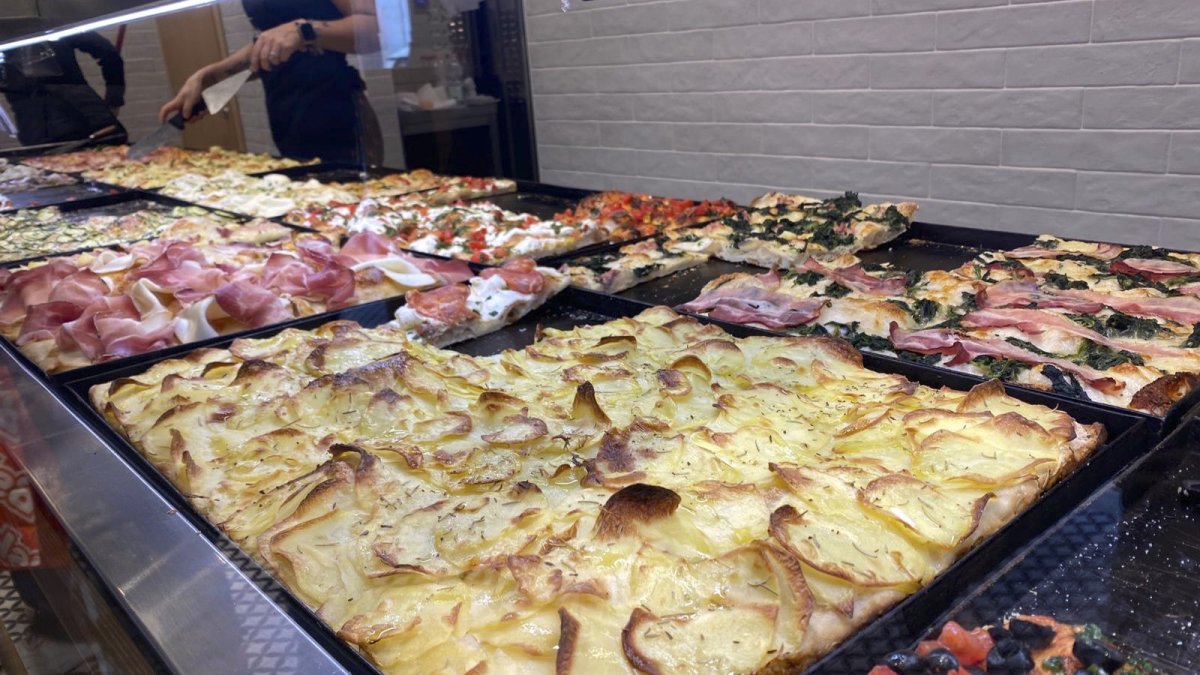 Porciones de pizza en un local de Roma