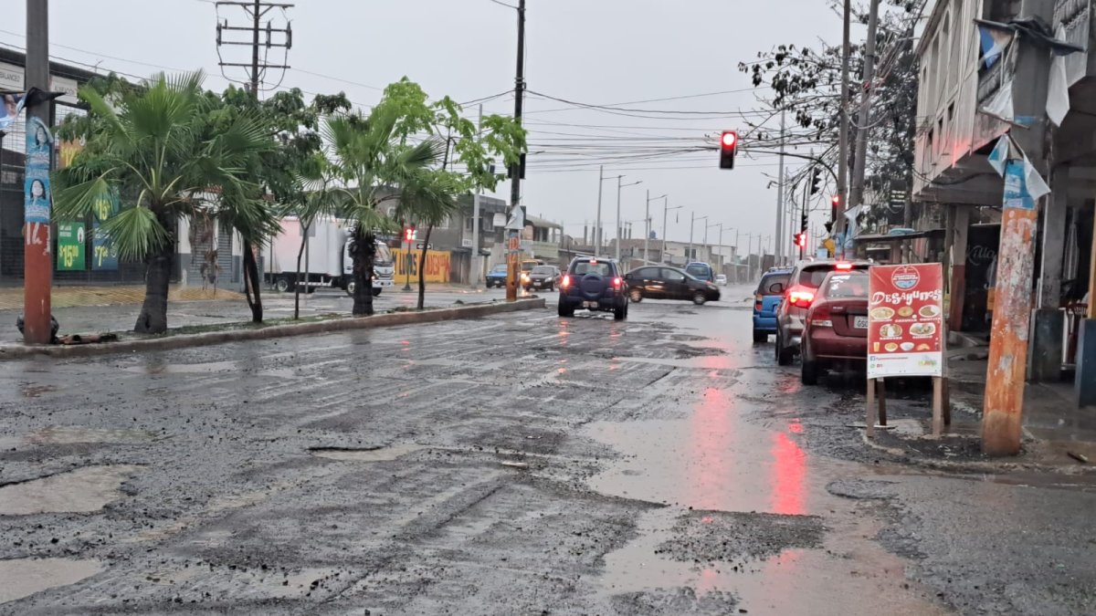 Producto de las intensas lluvias, las calles de Playas se han deteriorado de forma acelerada.