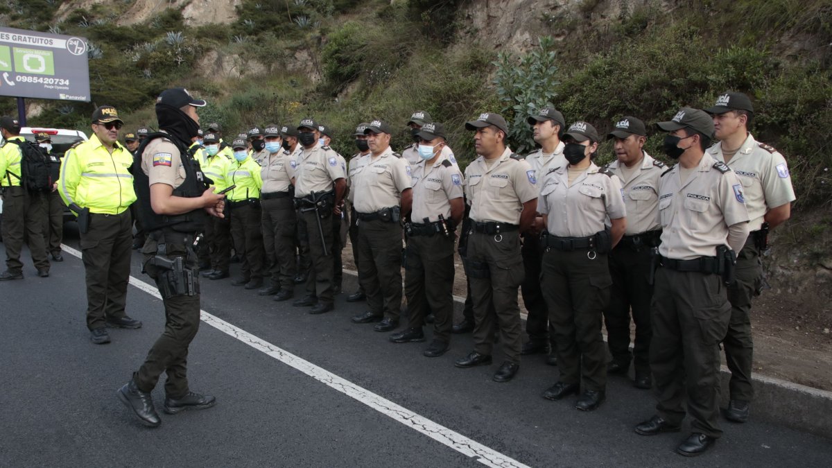 Policías y militares recorren el territorio nacional.