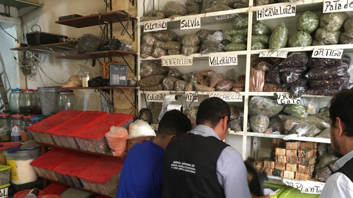 Operativo.- Las autoridades de Arcsa inspeccionan condimentos y especies falsificados.