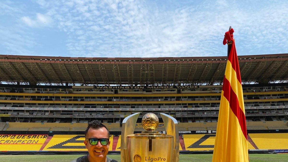 Ángel Villagómez, animador de Telemundo e hincha de Barcelona.