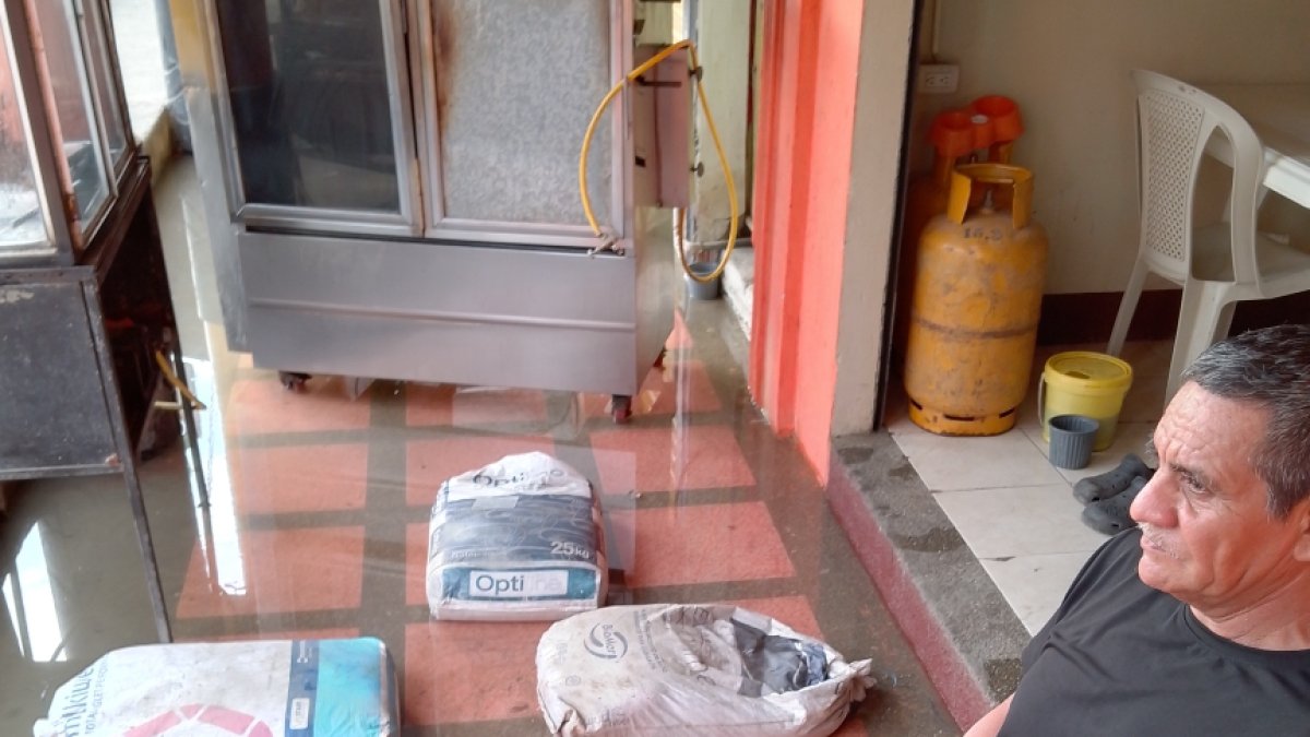 Los negocios tuvieron que dejar de laborar por el alcance del agua a sus bienes.