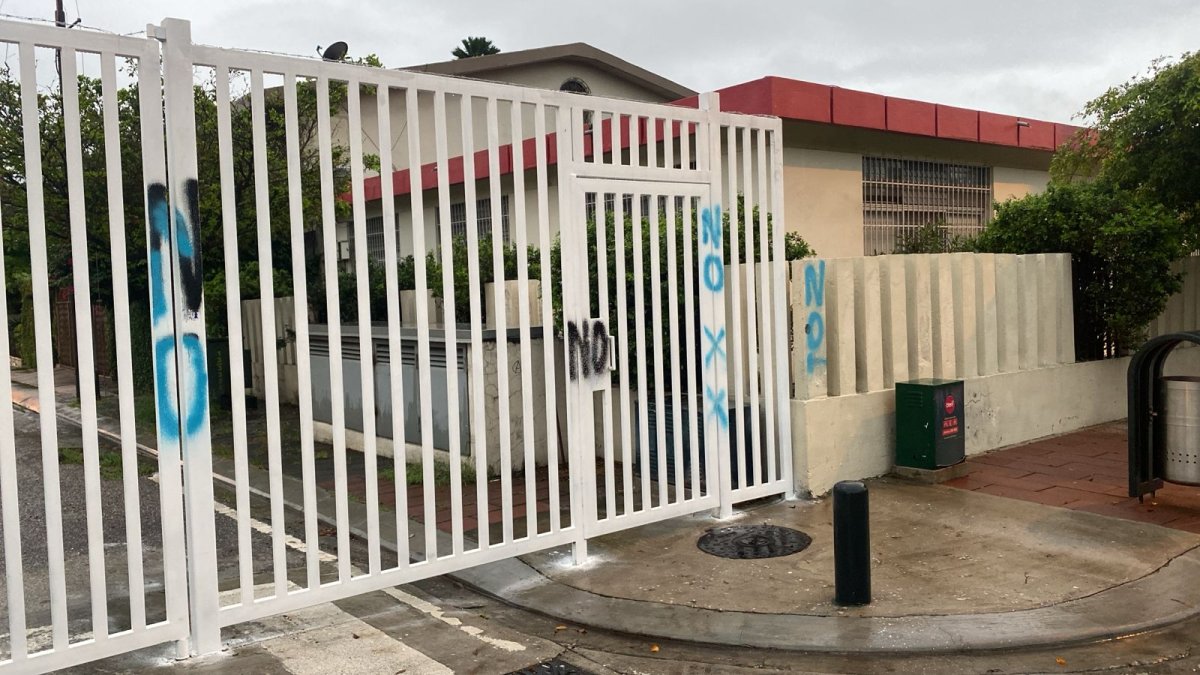 Ceibos. Las rejas amanecieron pintadas con la palabra “No”. Sospechan de un vecino que no quiere rejas.