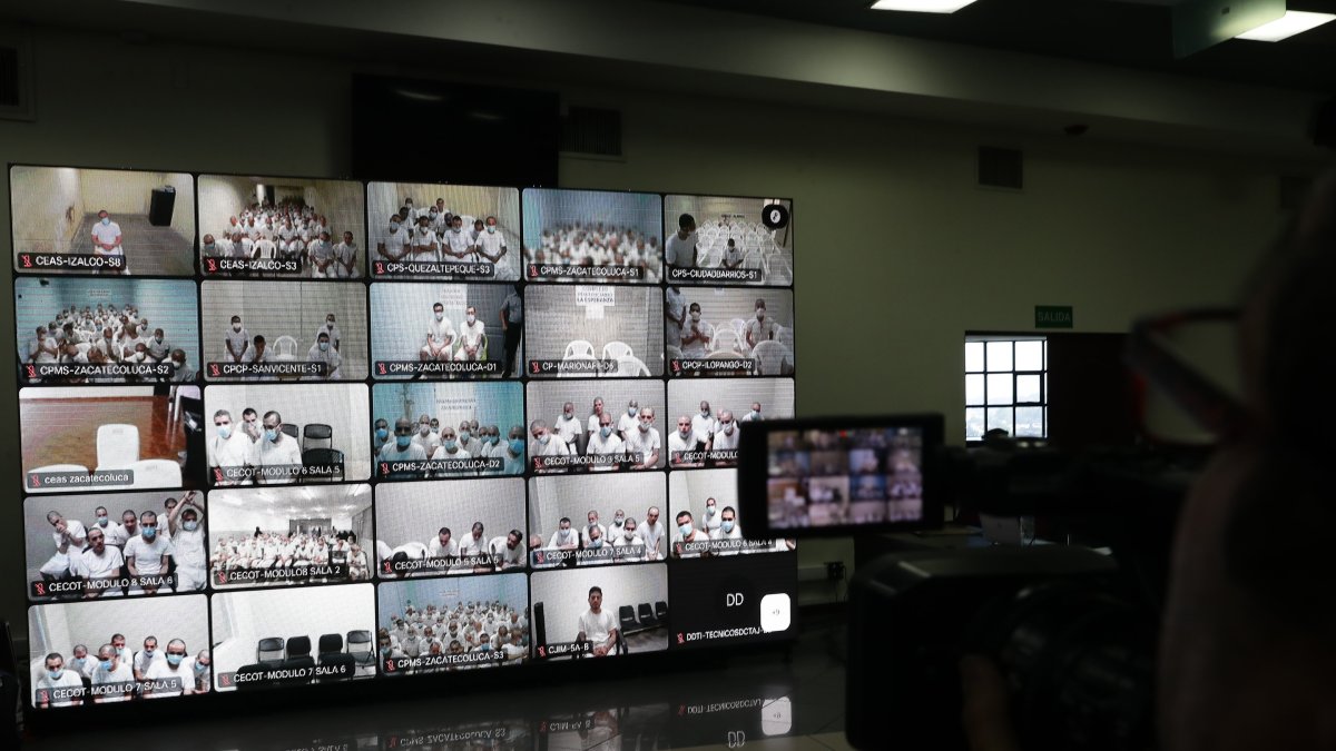 Fotografía de monitores donde se observan a pandilleros en una audiencia virtual simultánea en diferentes cárceles, en el centro judicial Isidro Menéndez, en San Salvador (El Salvador).