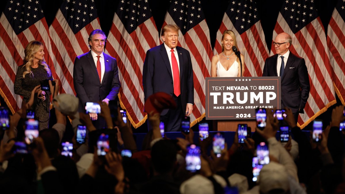 Donald J. Trump junto al gobernador republicano de Dakota del Norte, Doug Burgum, su esposa Kathryn Helgaas Burgum y el propietario de los New York Jets, Woody Johnson.