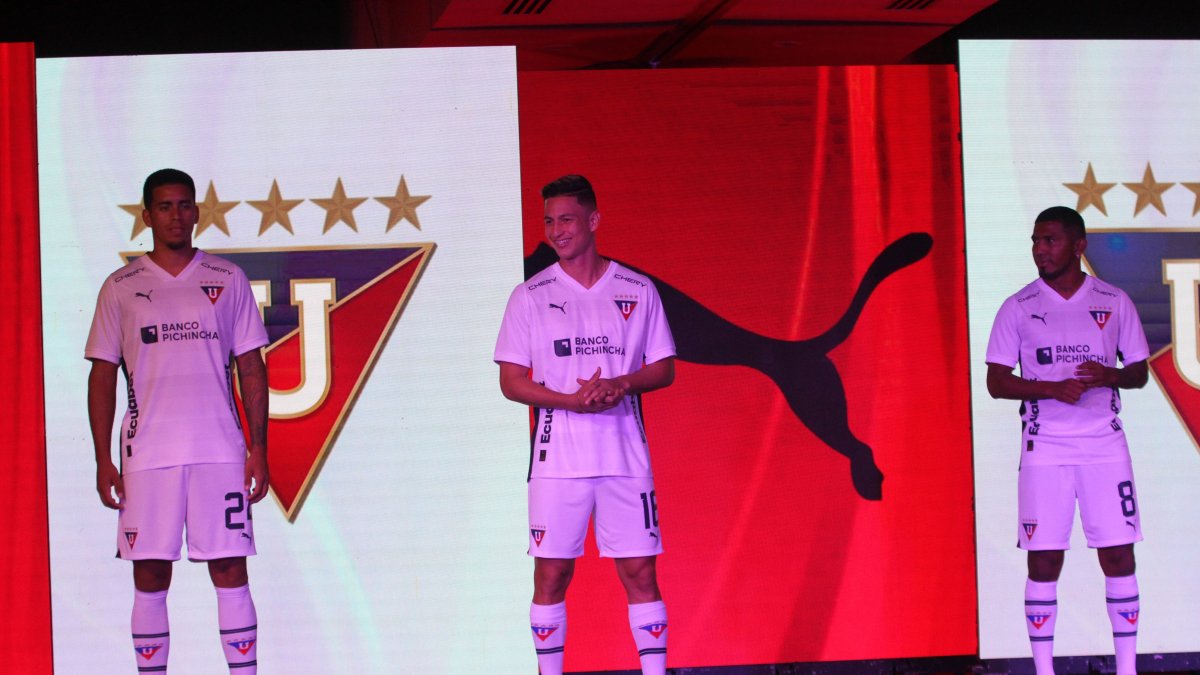 Los refuerzos lucieron el nuevo uniforme principal que utilizará Liga de Quito.
