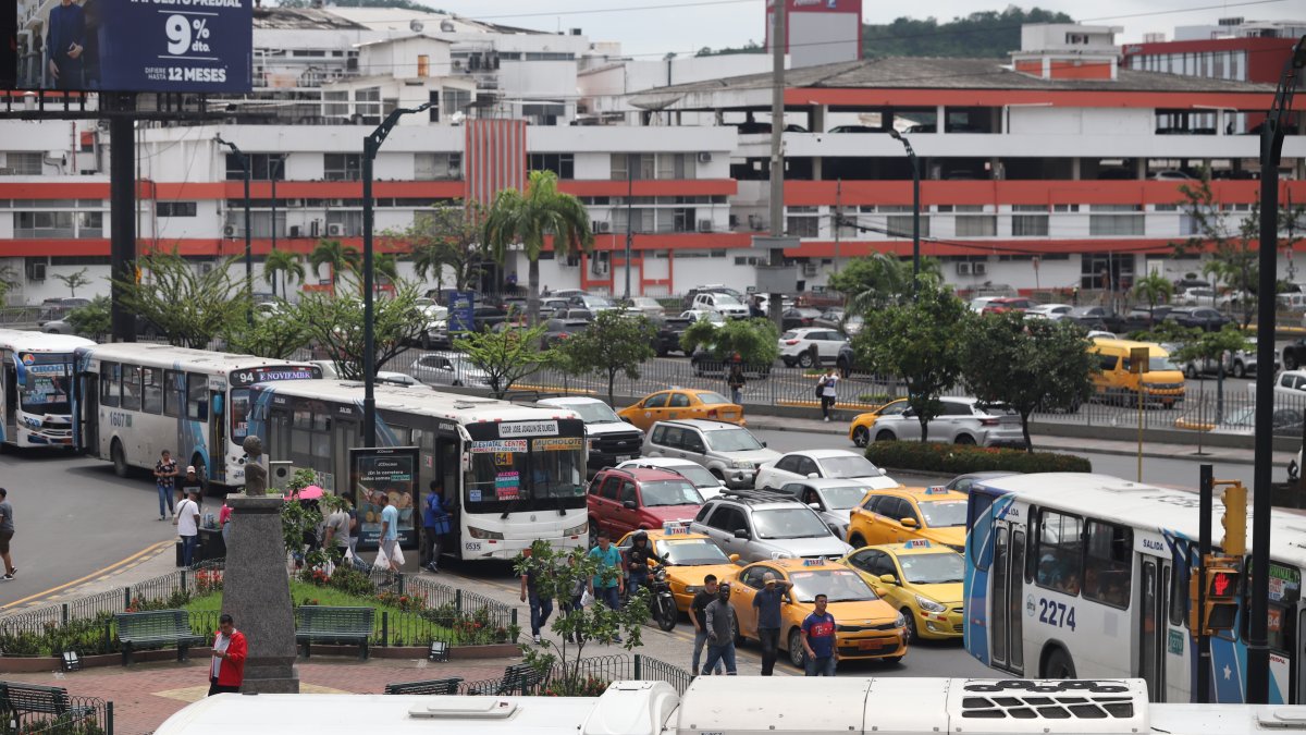 Atasco. Las avenidas del Periodista y Carlos Luis Plaza Dañín son ejemplos de los congestionamientos que a diario experimenta la ciudad.