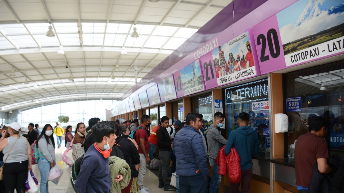 Viajeros. Se estima la salida de 130.000 personas de las terminales terrestres.