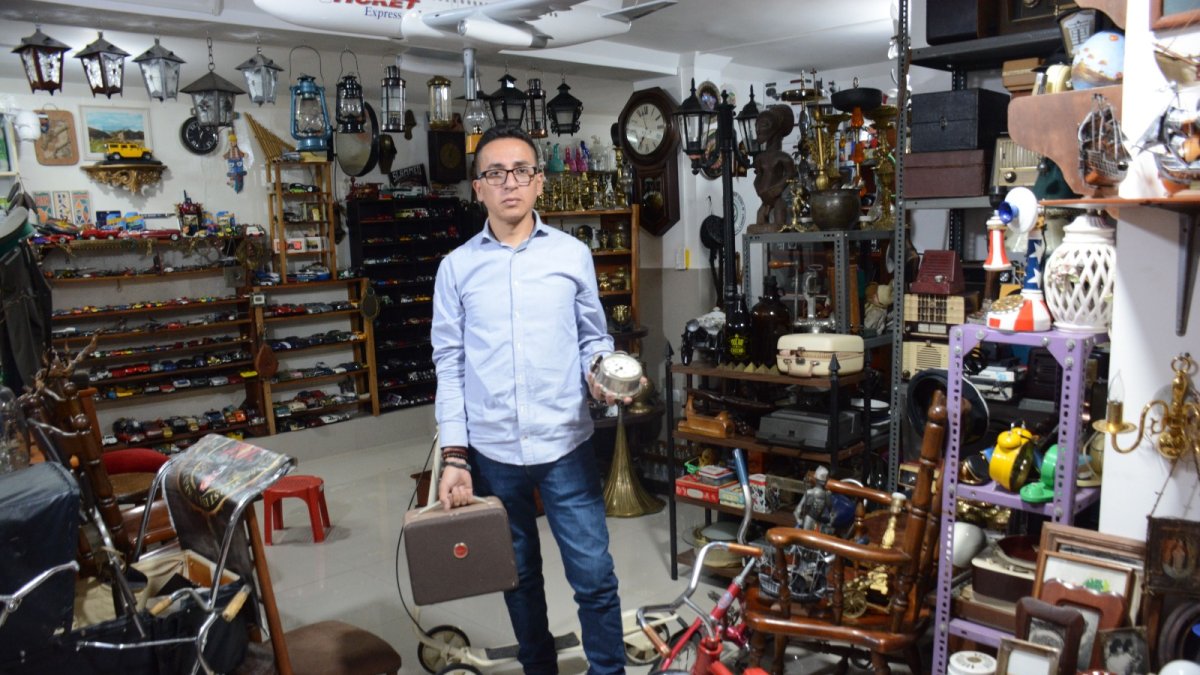 Aunque no lleva un inventario, el propietario conoce cada artículo y su historia. Son dos locales que albergan cientos de objetos y antigüedades.