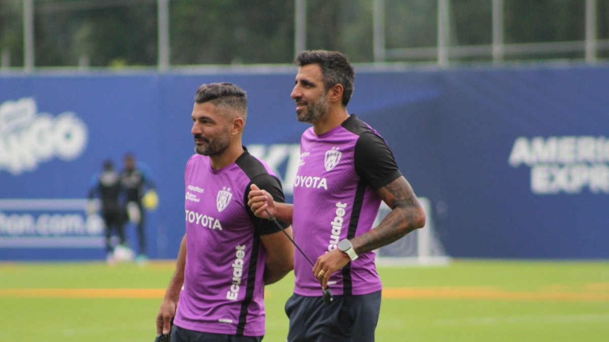 Cristian Pellerano (d), ahora asistente técnico, jugará su último partido con los rayados.