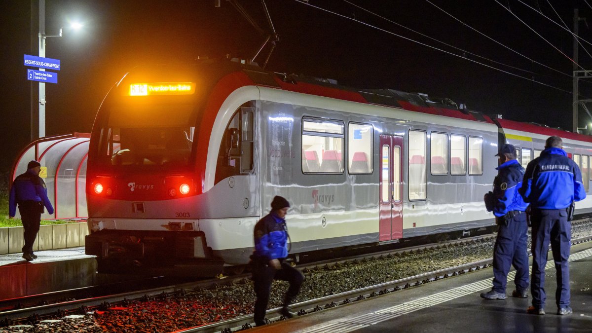Vista del tren secuestrado en la noche del 8 de febrero de 2024 en la estación de Essert-sous-Champvent, en el oeste de Suiza