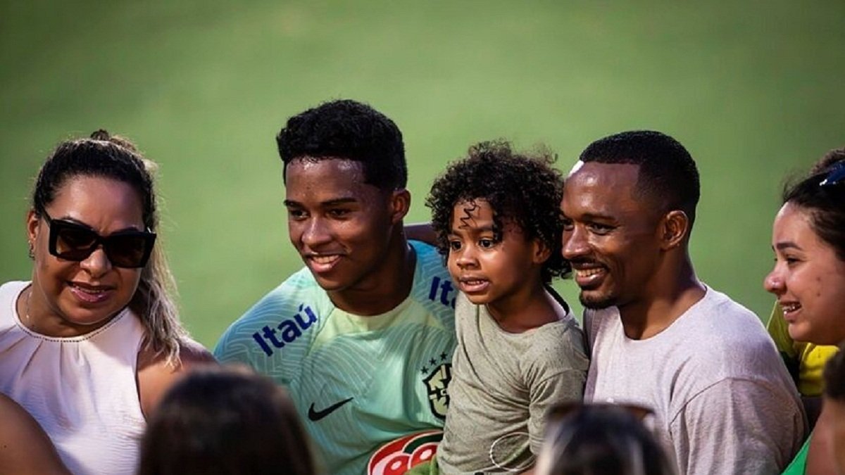 Endrick posa junto a su familia, entre ellos, su padre, Douglas Ramos (c-d).