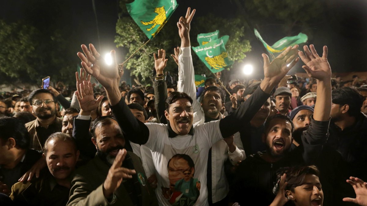 Los partidarios de Nawaz Sharif (no en la foto), ex primer ministro y líder de la Liga Musulmana de Pakistán Nawaz (PMLN), reaccionan mientras habla en Lahore, Pakistán, el 9 de febrero de 2024.