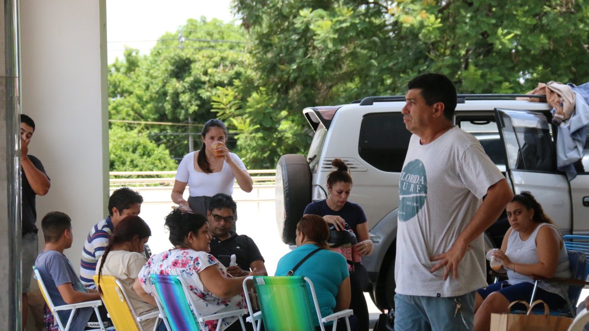 Familiares de los heridos producto de la explosión de un tanque de amoniaco esperan en la entrada de emergencias del hospital, ubicado en la localidad de Fernando de la Mora, en San Lorenzo.