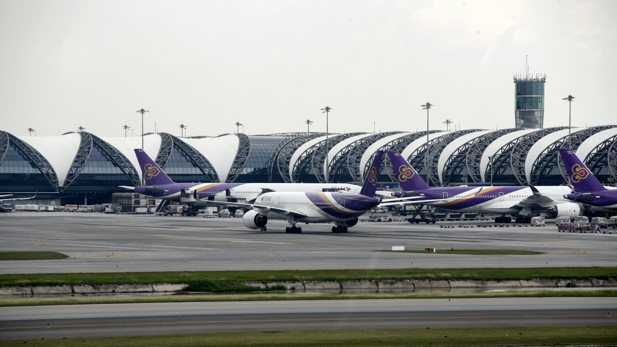 Detienen a un pasajero canadiense tras abrir la puerta de un avión en Tailandia
