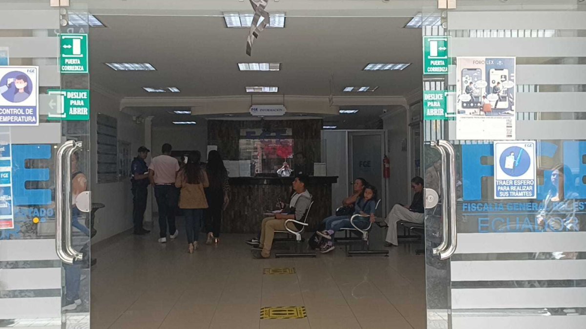 Loja. Lazos negros colocaron en la puerta principal de la Fiscalía.