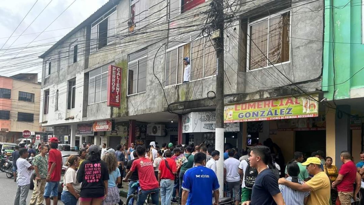 Varias personas se acercan hasta el sitio donde ocurrió la balacera.