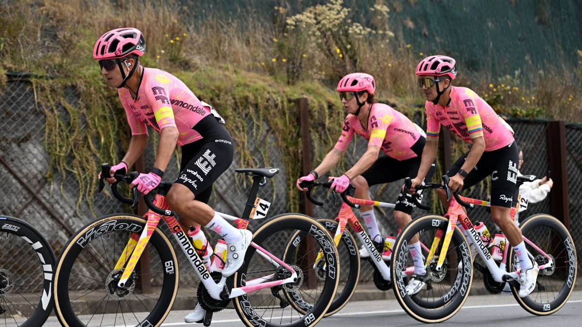 Richard Carapaz (d) se presenta entre los candidatos a ganar en la montaña.