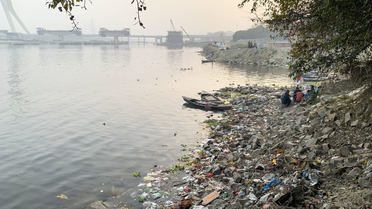 Nueva Delhi.- El hedor de las oscuras aguas del Yamuna, el principal rio de Nueva Delhi. Los niveles de amoniaco están en uno de sus picos.