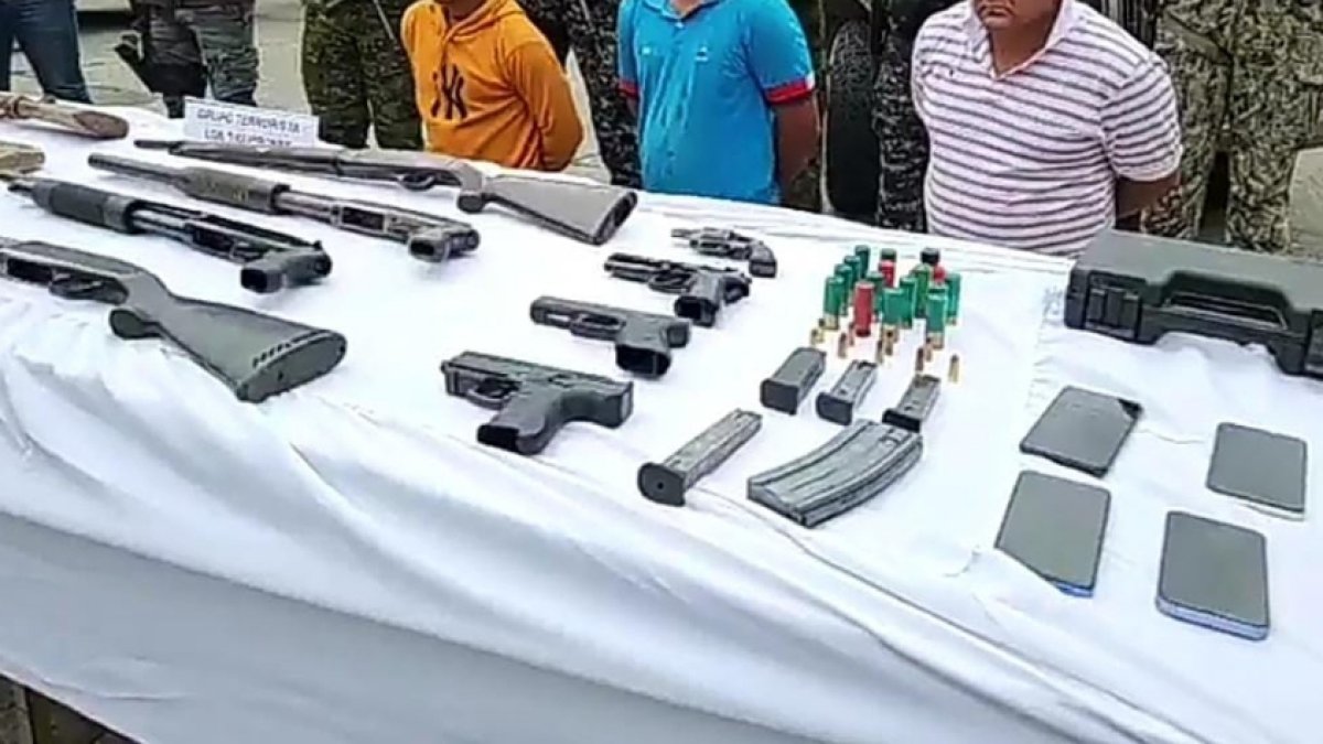 En el operativo se decomisó armas de fuego, celulares y armamento