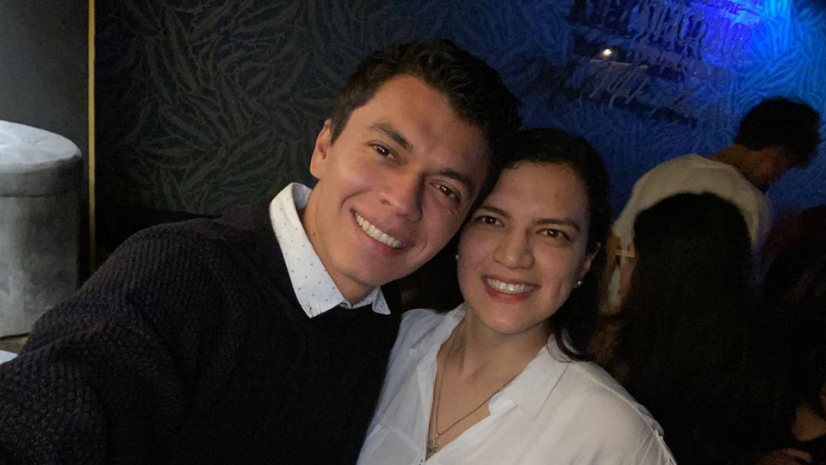 Hernán Mendoza junto a su hermana.