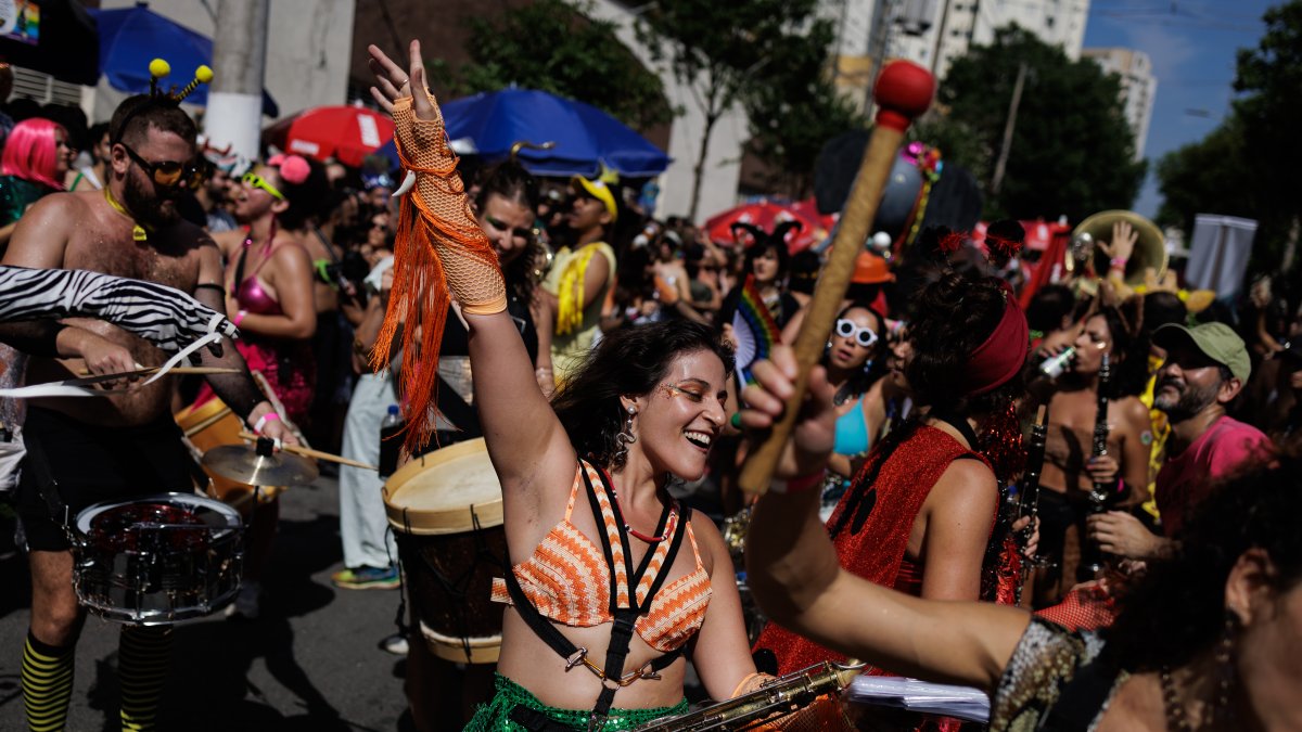 AME7887. SAO PAULO (BRASIL), 10/02/2024.- Un grupo de juerguistas desfila con la comparsa callejera 'Fanfarra Manada' hoy, en el centro de la ciudad de São Paulo (Brasil). EFE/ Isaac Fontana
