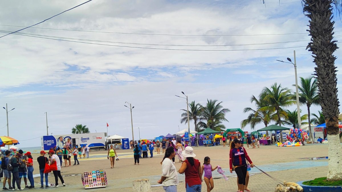 Turistas llegan a la playa