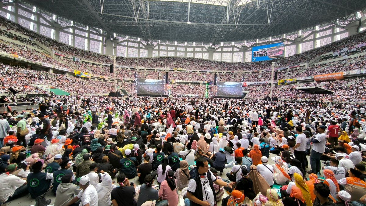Acto. Vista del mitín electoral del candidato presidencial Anies Baswedan y su compañero de campaña Muhaimin en un estadio de Yakarta, Indonesia este sábado.