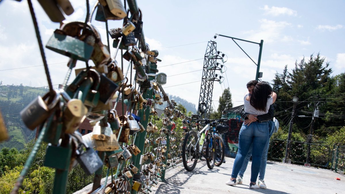 Cientos de enamorados llegan hasta el mirador de Guápulo, en el nororiente de Quito, para ‘sellar’ su amor. Colocan un candado en la reja del lugar y luego se deshacen de la llave.