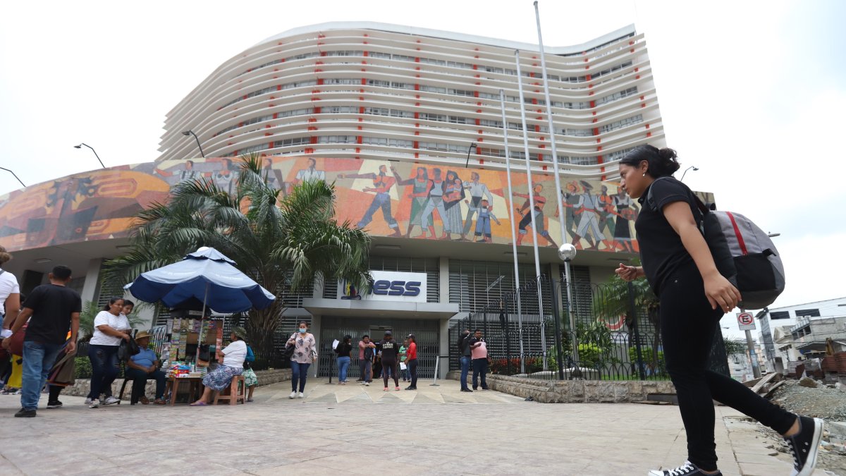 Sede.- El edificio del Instituto Ecuatoriano de Seguridad Social (IESS) en Guayaquil.